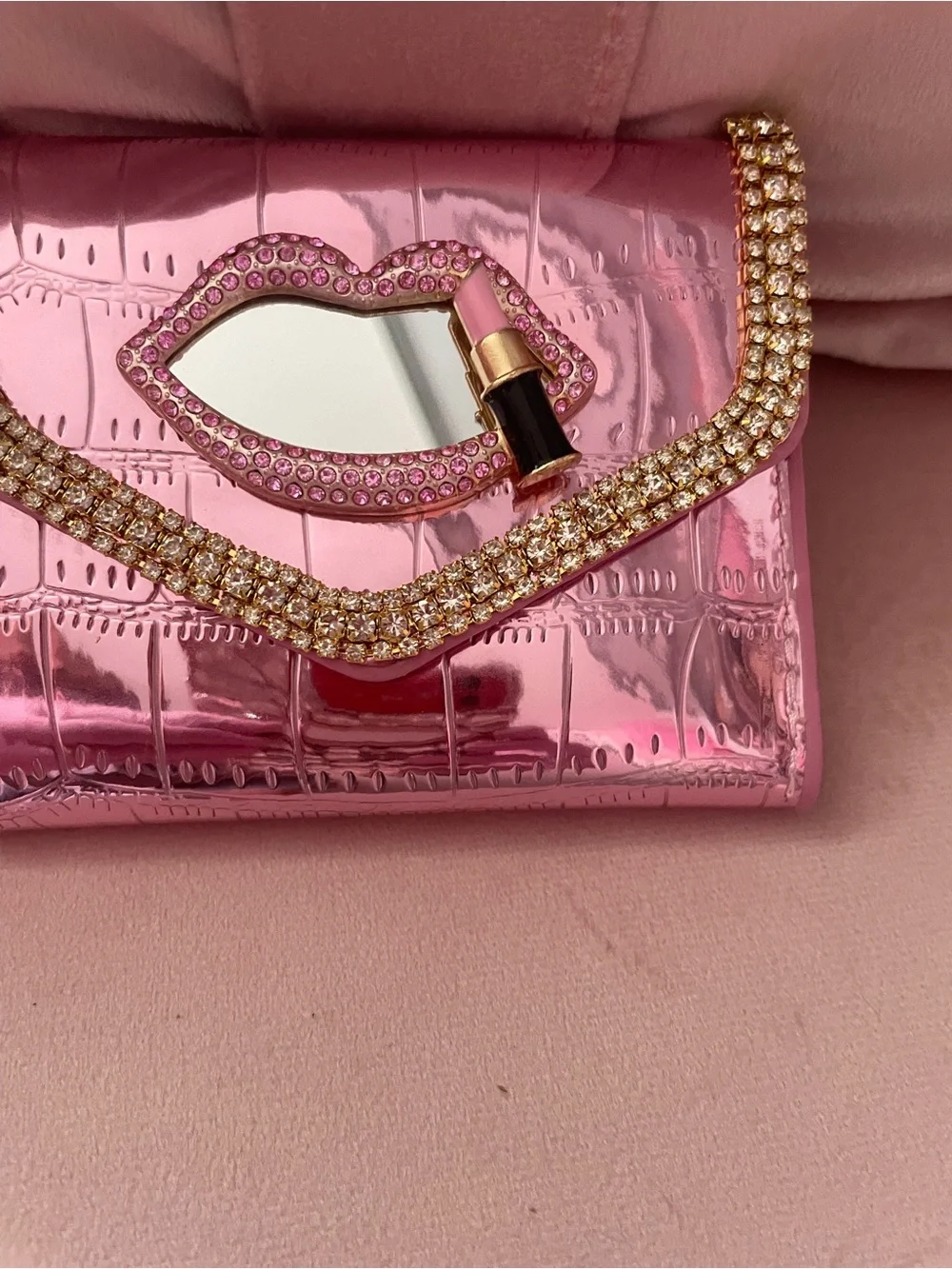 Pink Croc-Embossed Lip Accent Women’s Clutch Wallet - Picture 2 of 6